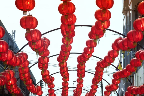 Lanternas chinesas penduradas para o Festival de Ano Novo Chinês . — Fotografia de Stock