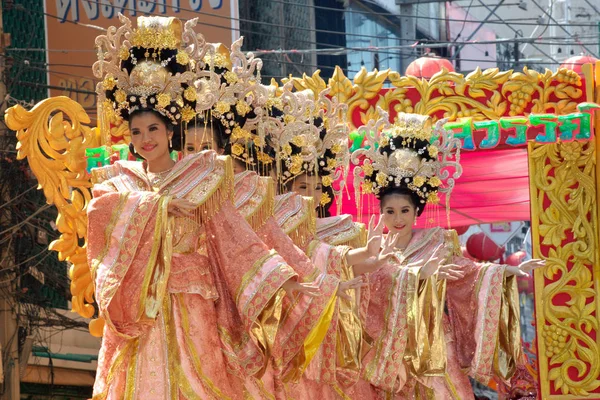 在中国新年游行美丽女人天使显示的组. — 图库照片