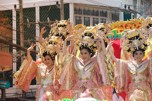 Gruppe schöner Frauenengel auf Parade im chinesischen Neujahr. — Stockfoto