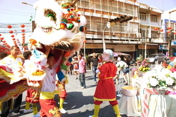 Grupo de artistas de baile León durante la celebración, Del Año Nuevo Chino . — Foto de Stock