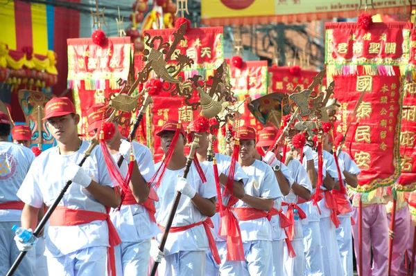 Grupp av manliga holding röda etiketter med kinesiska språket på parad. — Stockfoto