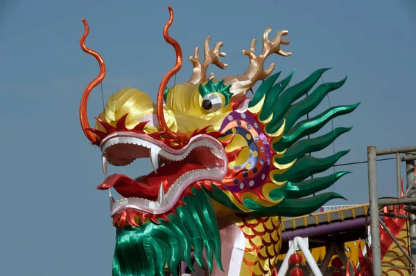 Přehlídka Zlatého draka na čínském Novém roce. — Stock fotografie