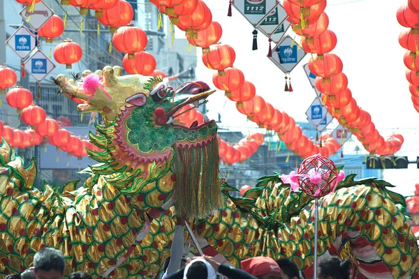 El espectáculo del Dragón de Oro en desfile en el Festival de Año Nuevo Chino. — Foto de Stock