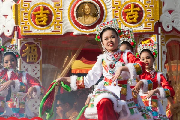 Chicas jóvenes proporcionan música para bailar en el desfile durante el Año Nuevo Chino . — Foto de Stock