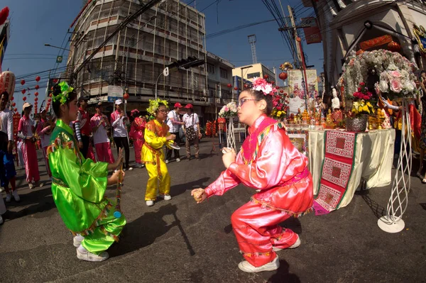 Le giovani ragazze forniscono musica per la danza sulla parata durante il capodanno cinese . — Foto Stock
