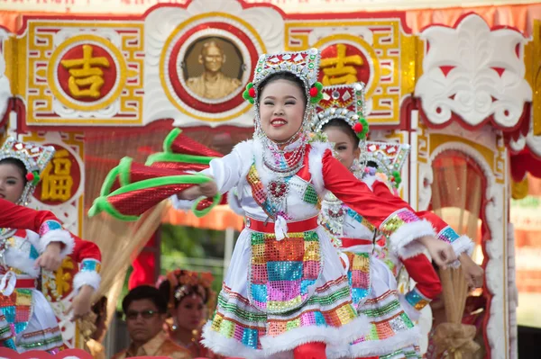 Jonge meisjes geven muziek voor dans op de parade tijdens het Chinese Nieuwjaar. — Stockfoto