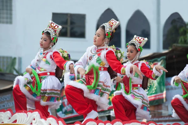 年轻女孩提供音乐舞蹈阅兵中国新年期间. — 图库照片