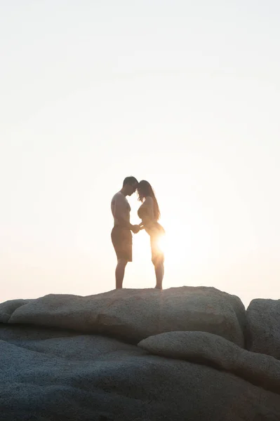 Lovely young adult couple standing on the rocks. — Stock Photo, Image