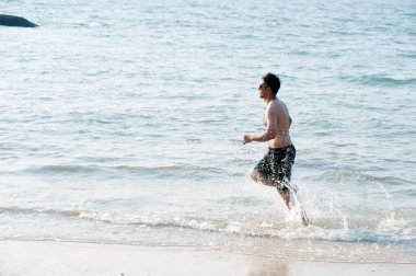 Çalışan bir fitness yoga egzersiz erkek olduğunu.