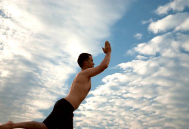 Erkek fitness yoga egzersiz devreye girer.