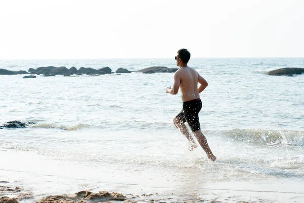 Hombre es un ejercicio de yoga fitness running . — Foto de Stock