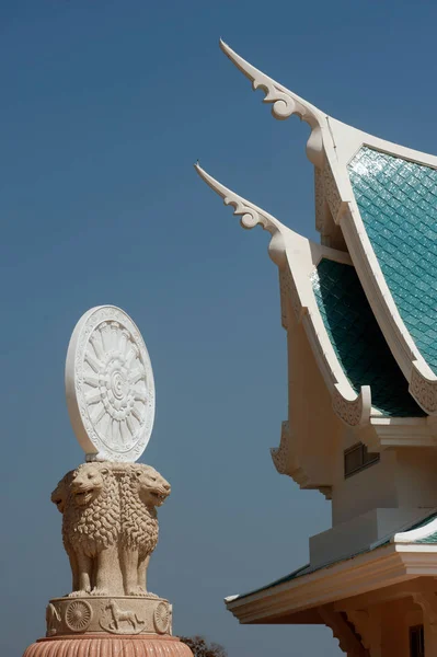 Thaise tempel is in Wat Pa Phu Kon, noordoosten van Thailand. — Stockfoto