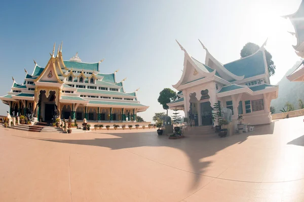 Templo tailandês está em Wat Pa Phu Kon, nordeste da Tailândia . — Fotografia de Stock