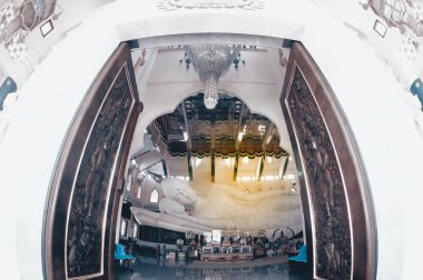 Wat Pa Phu Kon, kuzeydoğu Tayland beyaz yatan Buda.