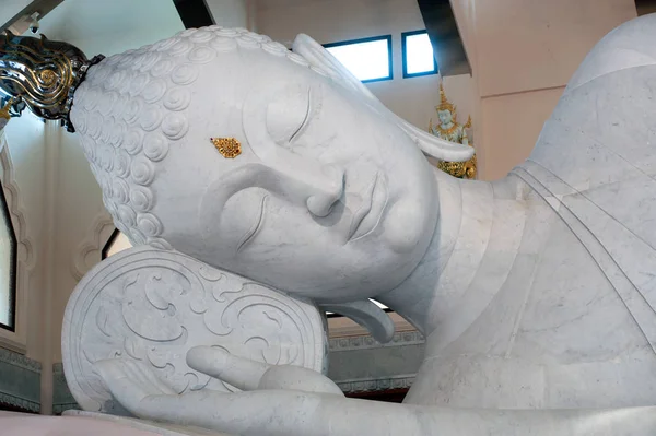 Buddha reclinabile bianco in Wat Pa Phu Kon, nord-est della Thailandia . — Foto Stock