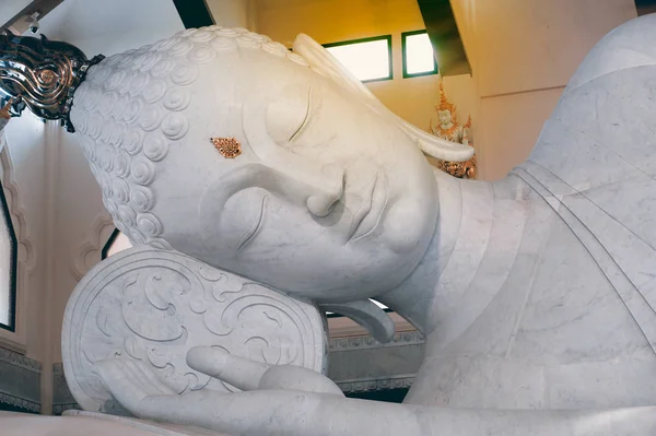 Vit liggande Buddha i Wat Pa Phu Kon, nordöstra Thailand. — Stockfoto