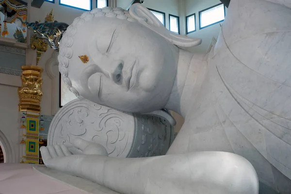 Bílý ležící Buddha v Wat Pa Phu Kon, severovýchodní Thajsko. — Stock fotografie