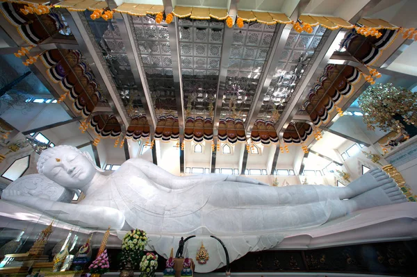 Weißer liegender Buddha in wat pa phu kon, nordöstlich von Thailand. — Stockfoto