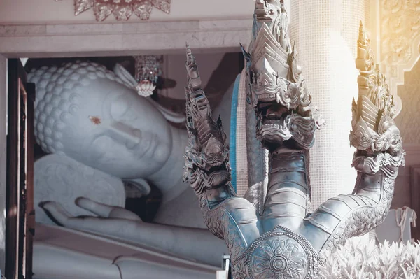 Белый лежащий Будда в Ват Па Фу Кон, северо-восток Таиланда . — стоковое фото