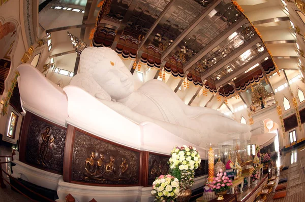 Witte liggende Boeddha in Wat Pa Phu Kon, noordoosten van Thailand. — Stockfoto