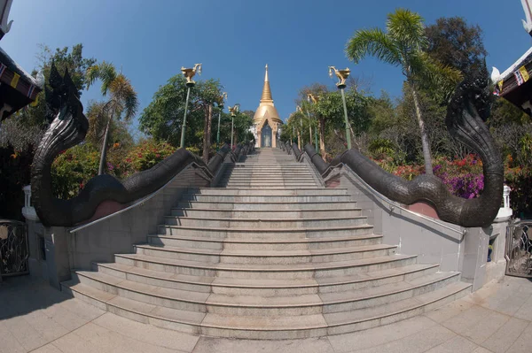 Escalera a la pagoda de oro en el templo de Wat Pa Phu Kon en Tailandia . — Foto de Stock