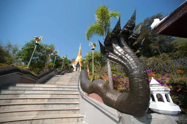 タイ ワット Pa プー崑寺黄金の塔への階段アート. — ストック写真