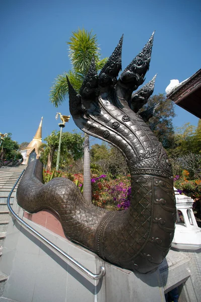 Arte tailandesa em escadaria para Pagode de Ouro em Wat Pa Phu Kon templo . — Fotografia de Stock