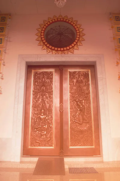 伝統的なタイ様式のドアの彫刻と絵画・ アートお寺で. — ストック写真