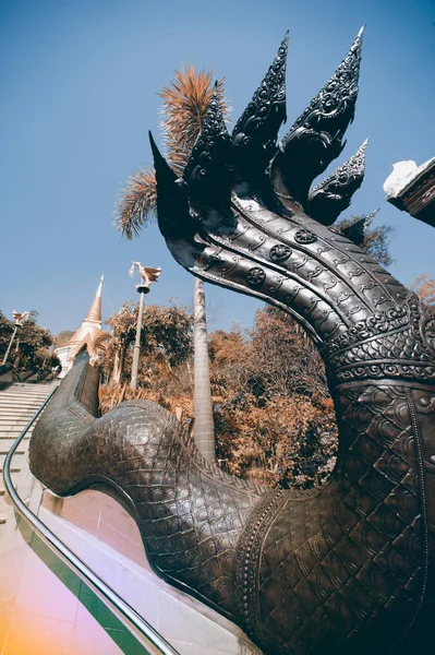 Seni Thailand di tangga menuju Pagoda Emas di kuil Wat Pa Phu Kon . — Stok Foto