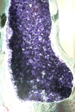 Ametist Jeod siyah arka plan üzerine. Güzel doğal kristaller değerli taş. 