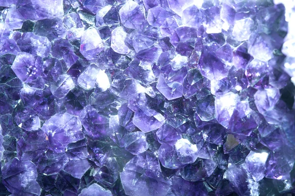 Geode ametista su sfondo nero. Bellissimi cristalli naturali gemma . — Foto Stock