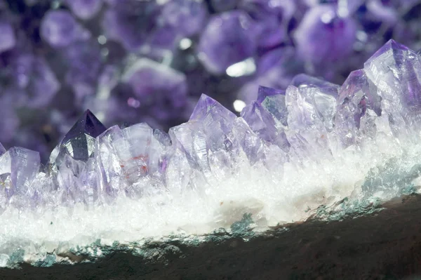Gede ametista sobre fundo preto. Bela pedra preciosa cristais naturais . — Fotografia de Stock