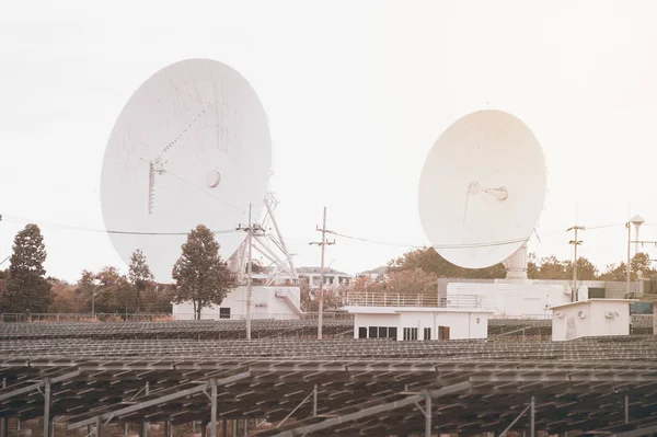 Blick auf eine große Fernkommunikationsantenne. — Stockfoto