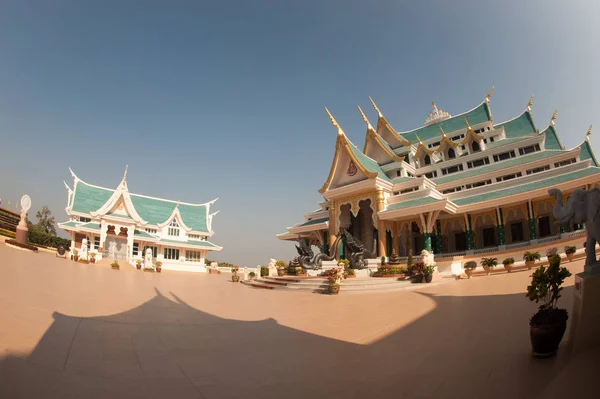 Templo tailandês está em Wat Pa Phu Kon, nordeste da Tailândia . — Fotografia de Stock