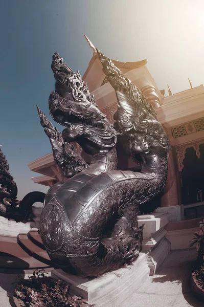 Serpiente guardiana del arte tailandés decorada en Wat Pa Phu Kon, Tailandia —  Fotos de Stock