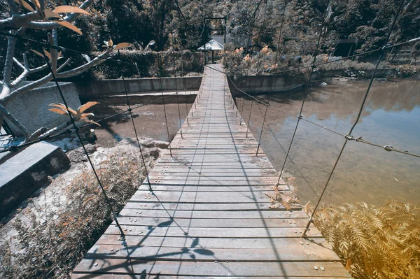 Vintage de puente colgante de alambre con camino de madera en Tailandia . — Foto de Stock