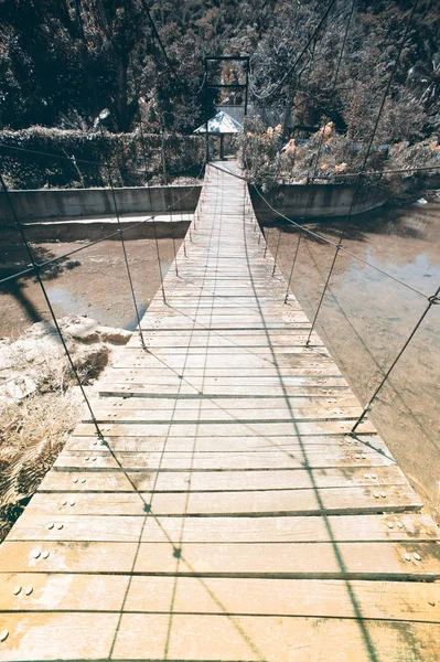 Vintage de puente colgante de alambre con camino de madera en Tailandia . —  Fotos de Stock