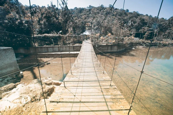 Vintage de puente colgante de alambre con camino de madera en Tailandia . —  Fotos de Stock