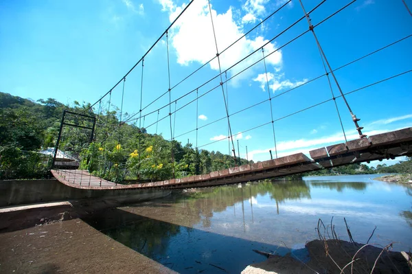 Ponte sospeso in filo metallico con sentiero in legno in Thailandia . — Foto Stock