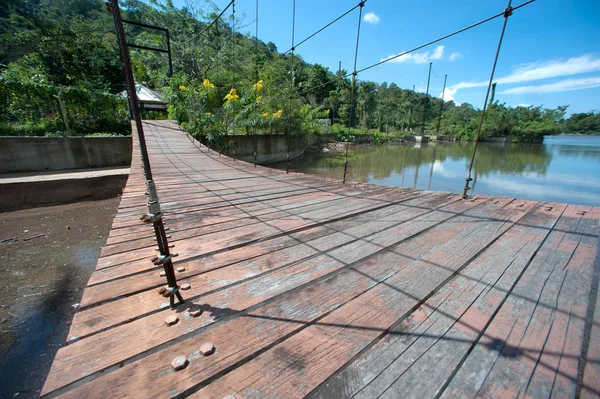 Przewód wiszący most z drewniana droga w Tajlandii. — Zdjęcie stockowe