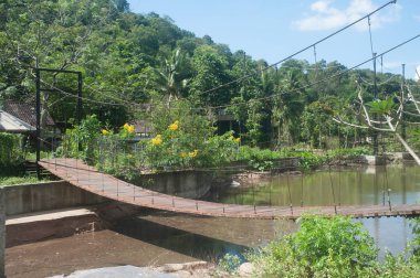 Tayland ahşap yolu ile köprü asılı tel.