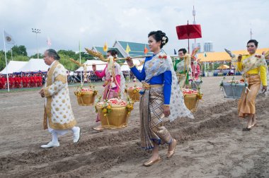 Tayland törenle çiftçilik.
