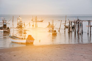 Ahşap köprü, Tayland yakınındaki geleneksel balıkçı tekneleri.