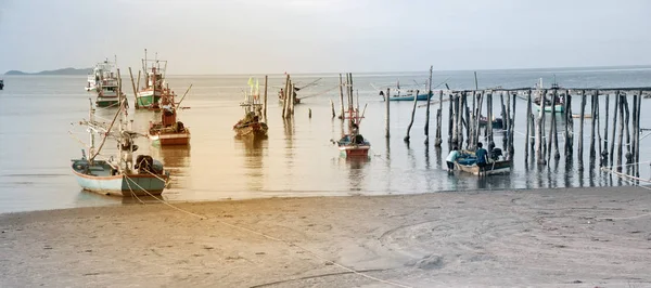 Панорамное изображение традиционных рыбацких лодок у деревянного моста . — стоковое фото