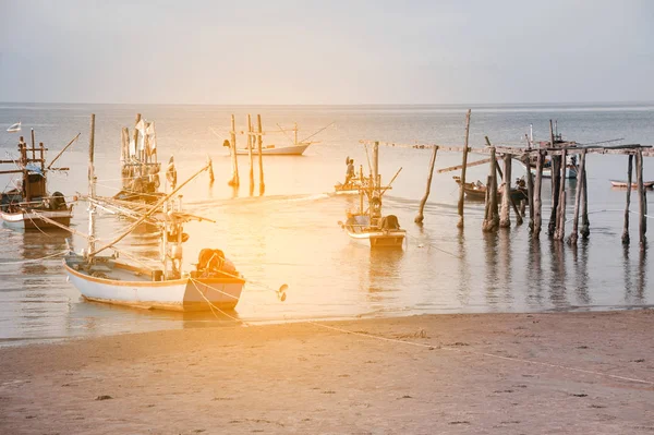 Ahşap köprü, Tayland yakınındaki geleneksel balıkçı tekneleri.