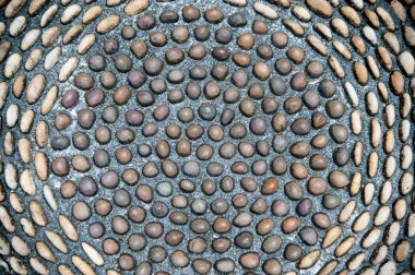 Ayak masajı için yerdeki çakıl taş desen.