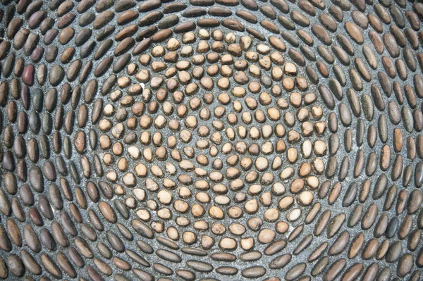 Кам'яний візерунок з гальки на підлозі для масажу ніг . — стокове фото