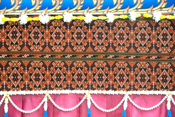 Традиционная тайская художественная ткань, украшенная на автомобиле на параде Ракетного фестиваля . — стоковое фото