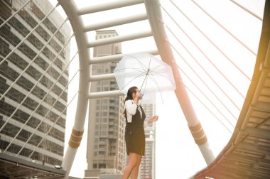 Tay şeffaf şemsiye tutan siyah elbiseli kadın güzel.