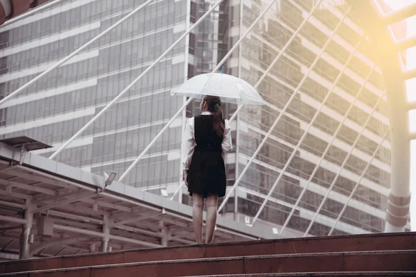 Тайська досить жінка в чорне плаття проведення прозорих парасольку. — стокове фото